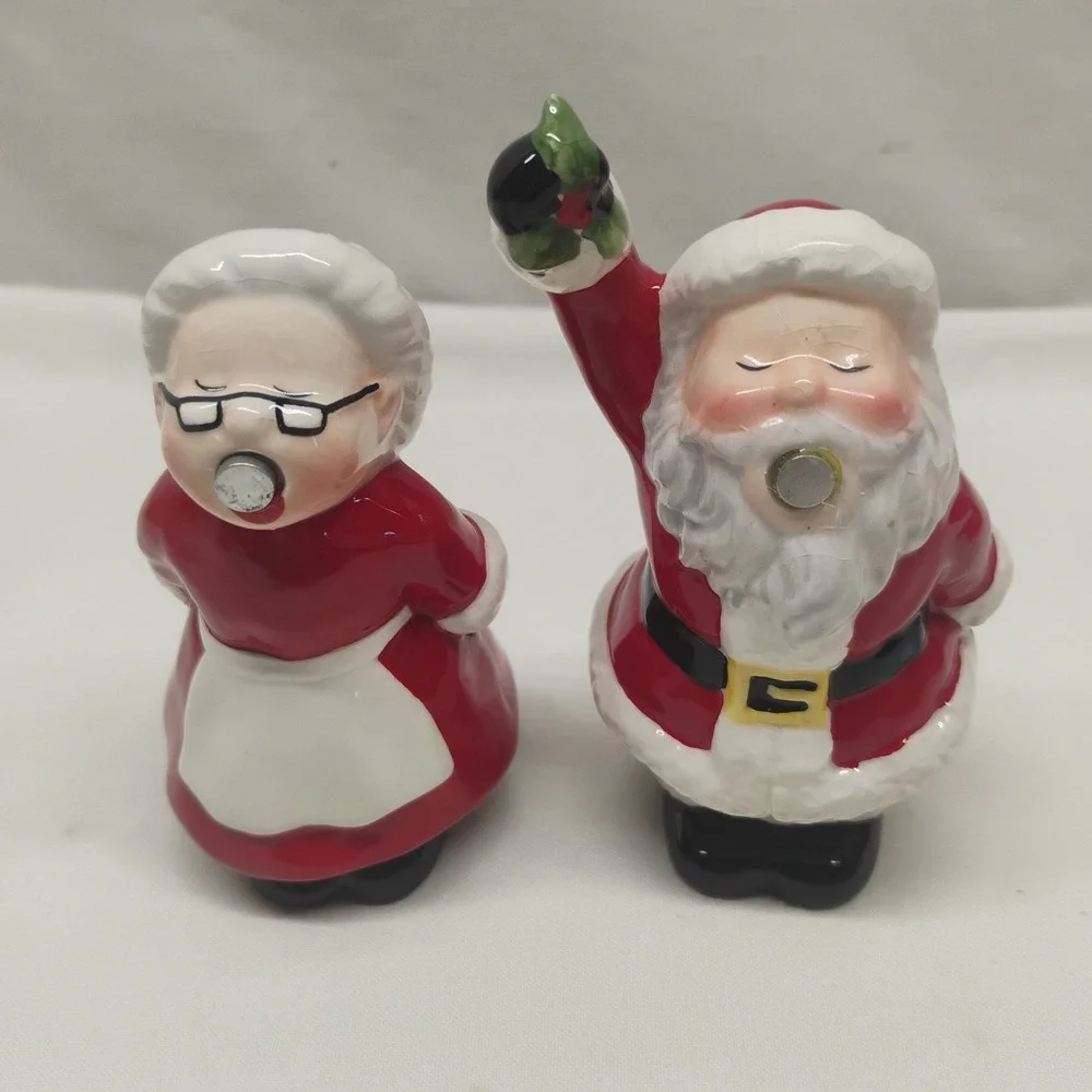 Ceramic Magnetic Santa & Mrs Claus Kissing Mistletoe Salt & Pepper Shaker Set